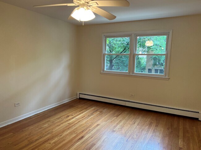 Building Photo - 7542 N Oakley Ave