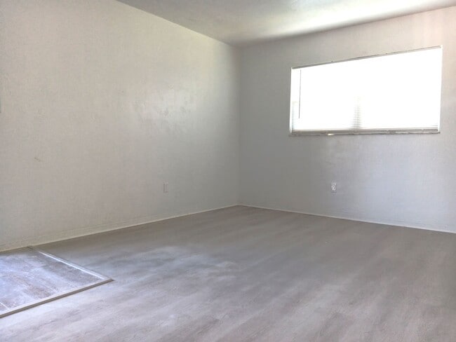 Building Photo - Remodeled apartment, dishwasher, on-site l...