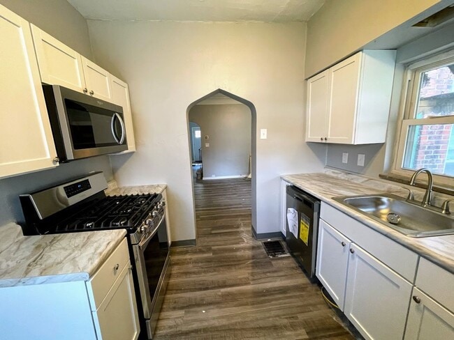 Building Photo - 2/3 bed 1 bath - South Oakland, newly updated, central air, washer/dryer
