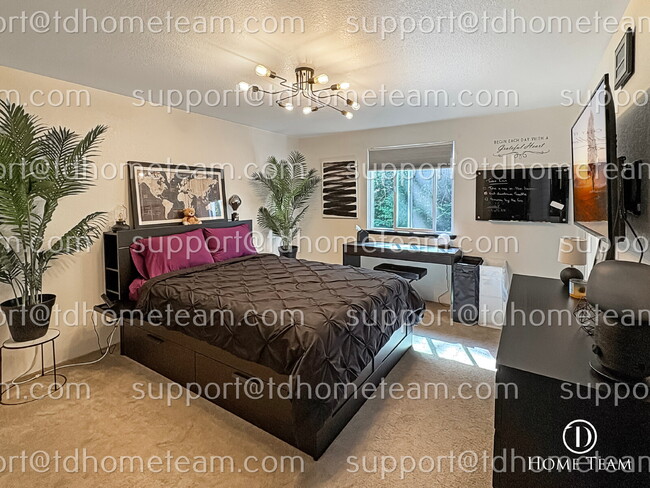 Building Photo - "Charming Lynnwood Home with Finished Base...