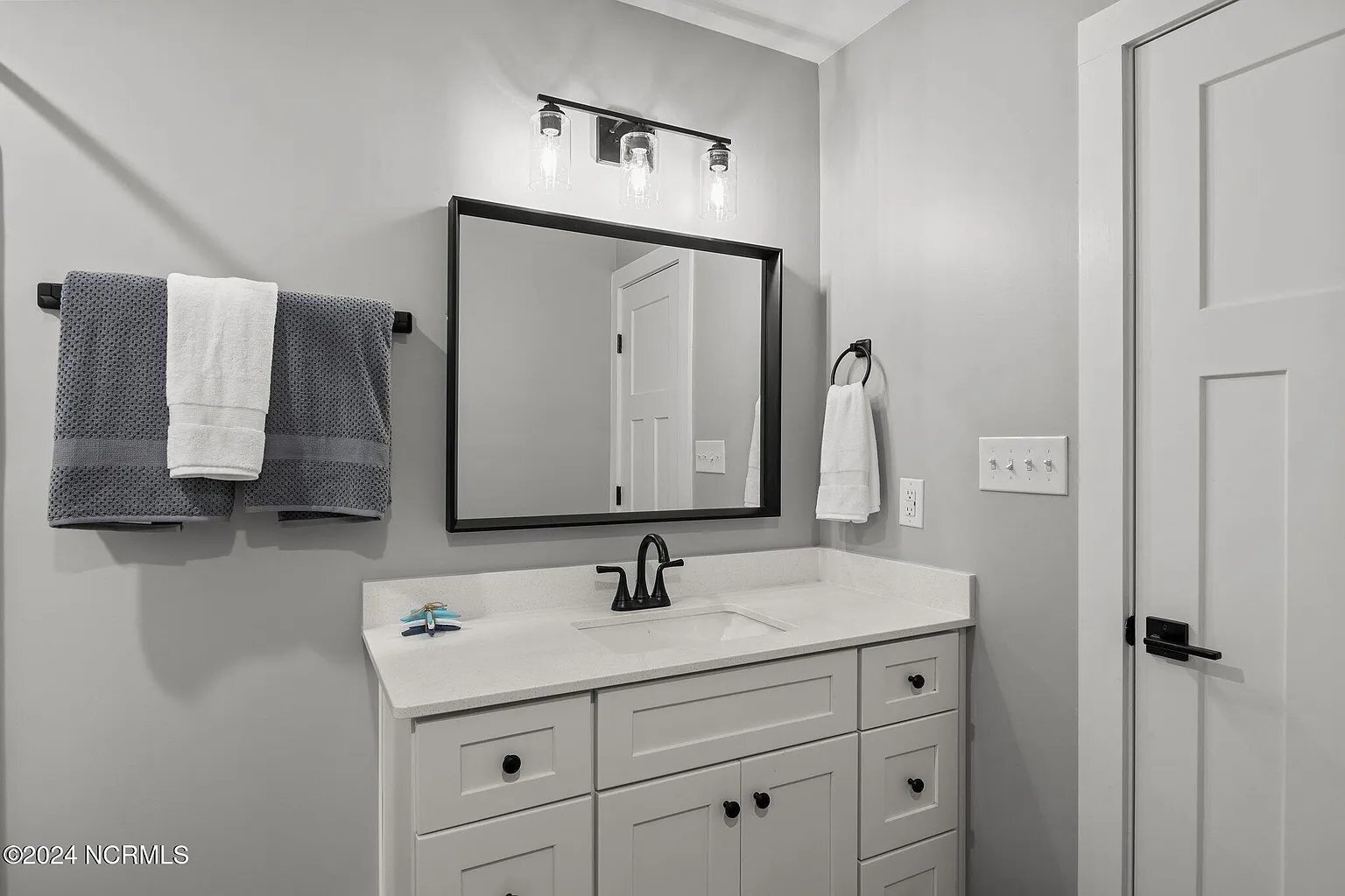 Building Photo - 148 Long Pond Lp