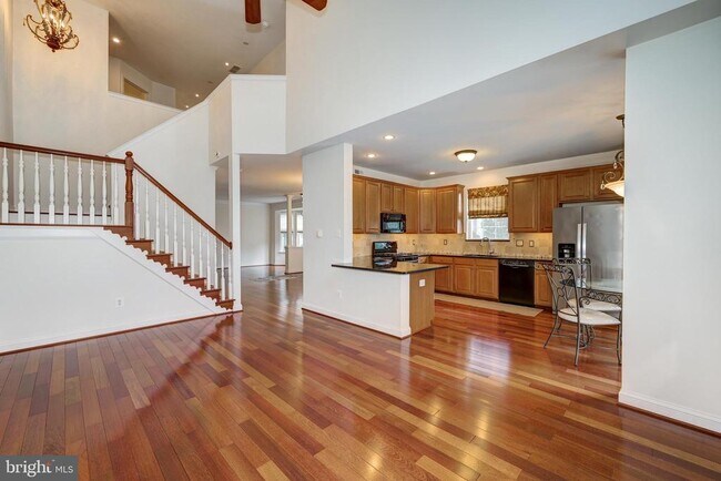 Building Photo - 33 Weaver Dr