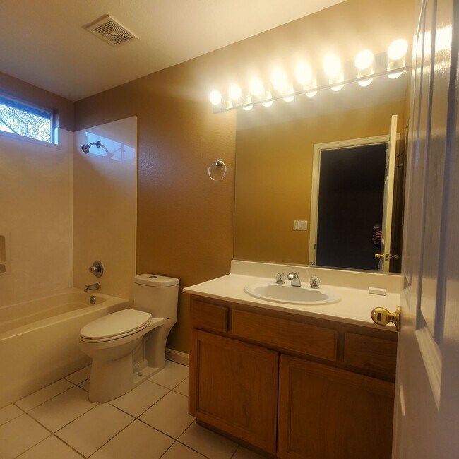 Building Photo - Single Story 3/2 with Great Open Floorplan in Brentwood