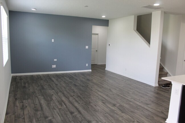 Building Photo - Beautiful 5 BR in Danville!