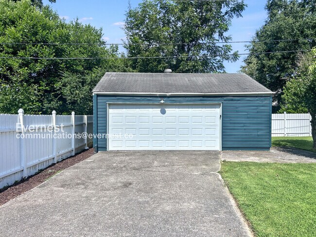 Building Photo - 3 Bed, 2 Bath Home with Garage / Pet-Friendly / Coming Soon!