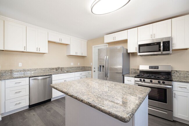 Building Photo - Single family home for rent 4bed/2bath! Mo...