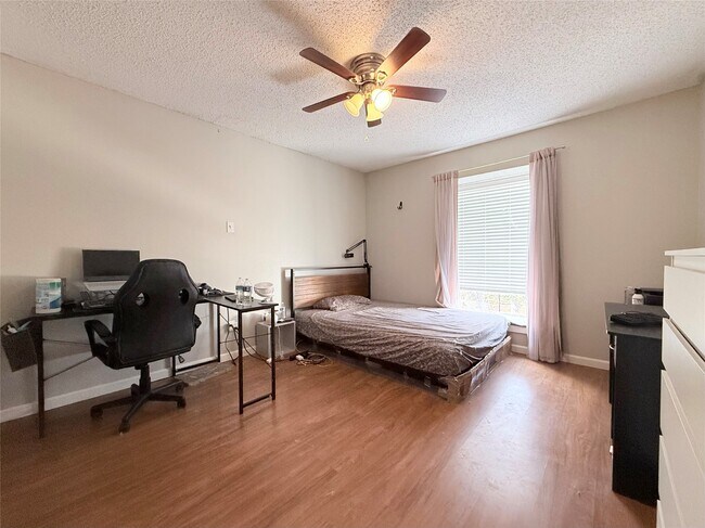 Building Photo - 10110 Forum W Dr