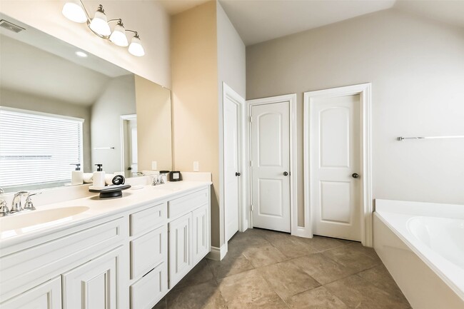 Building Photo - 13010 Gentle Water Dr