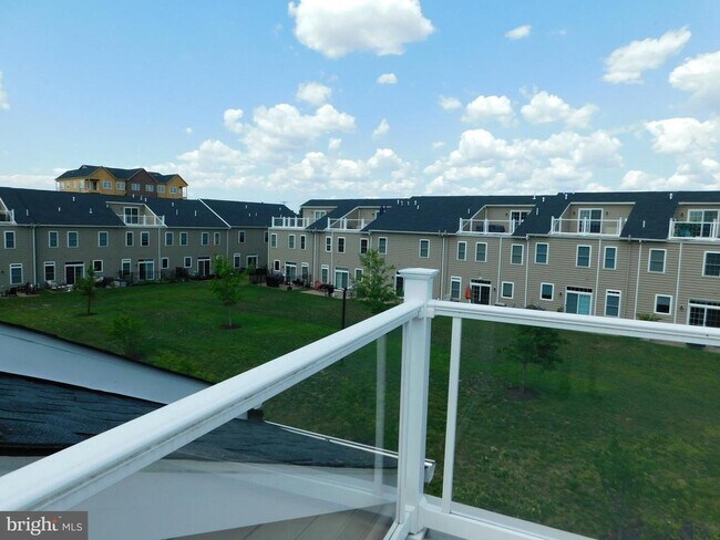 Building Photo - 16740 River View Cir