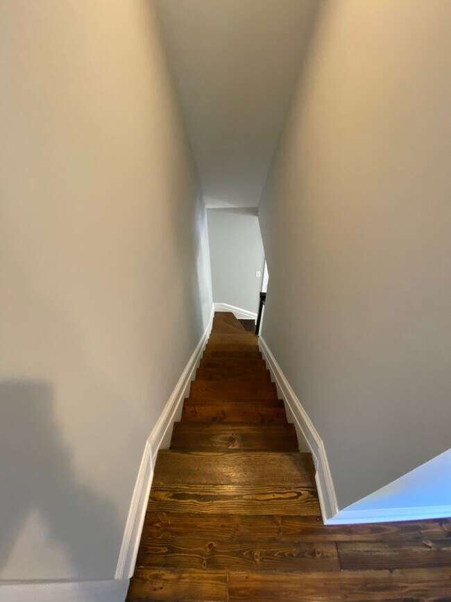 Building Photo - Updated 4 Bedroom Home Convenient to Carytown, Byrd Park And More. Available In July