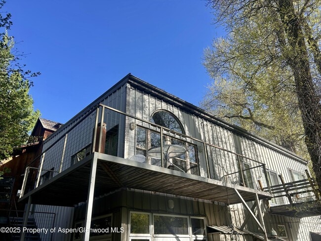 Building Photo - 410 N Mill St