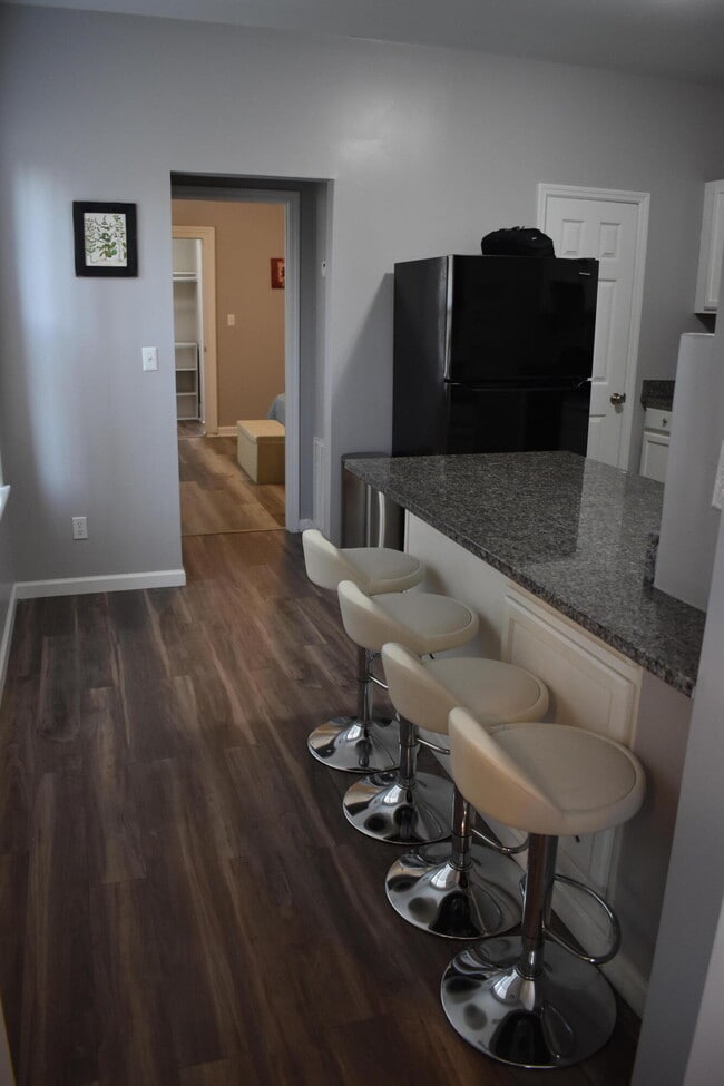 Building Photo - 103 1st St