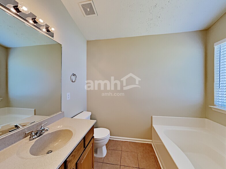Building Photo - 450 Crested View Dr