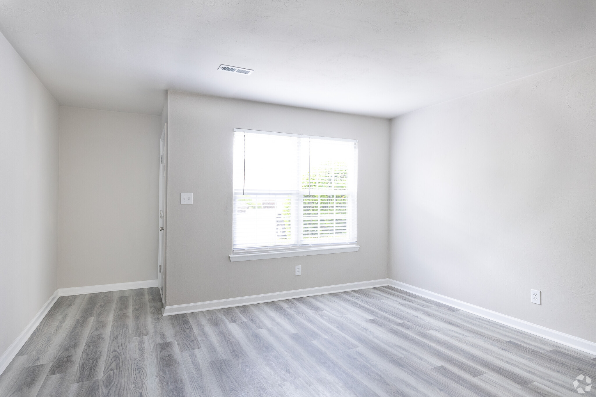 1BR, 1BA - 730SF - Living Room - Kingsbridge