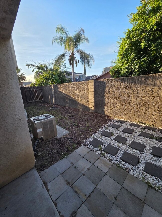 Building Photo - Available Now!! Delightful 2 bedroom, 2.5 bath condo!!