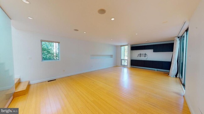 Building Photo - 213 E Raymond Ave