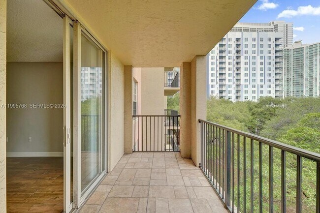 Building Photo - 520 SE 5 Ave