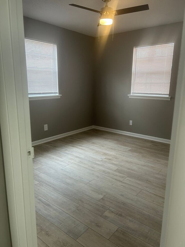 Building Photo - 405 Lindenhurst Dr