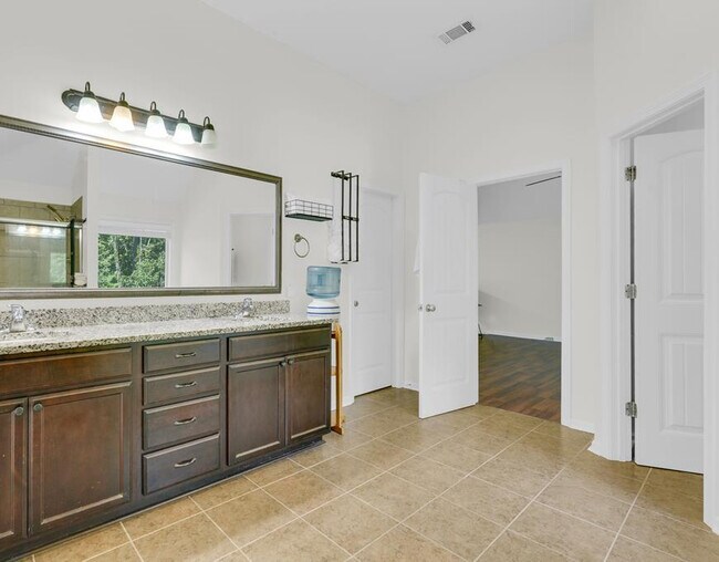 Building Photo - 104 Veranda Trail