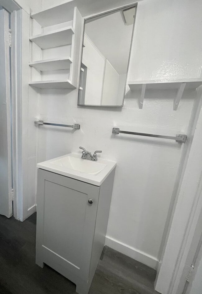 Building Photo - Adorable 2 Bedroom 1 Bath