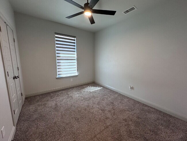 Building Photo - Stunning 4-Bed Home with Cozy Fireplace!