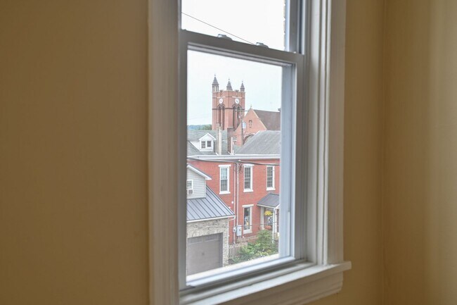 Building Photo - 213 3rd St