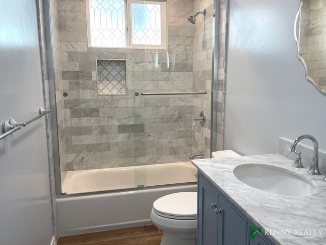 Building Photo - Large Five Bedroom, Three Bathroom with In...