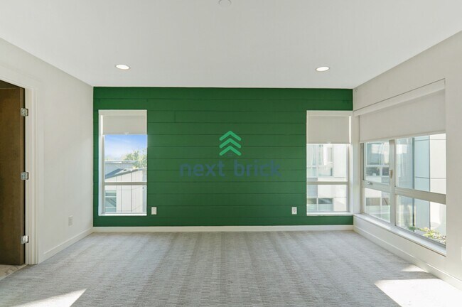 Building Photo - 3 BED & 3 BATH TOWNHOUSE FOR RENT