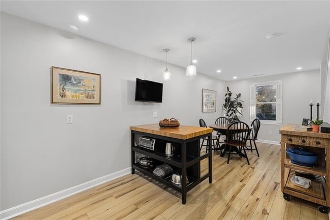 Building Photo - 208 Marlborough St