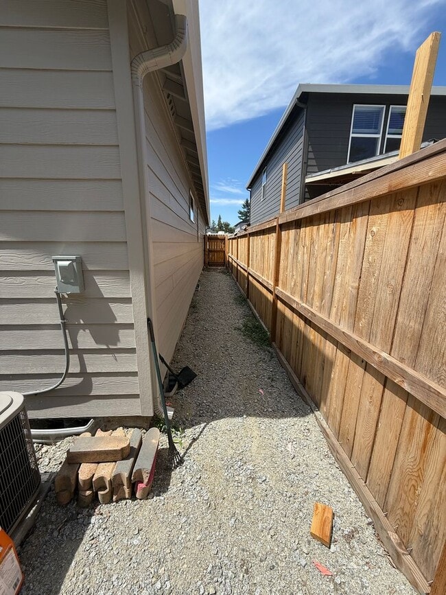 Building Photo - Beautiful 3 Bedroom 2 Bathroom Home Available Now