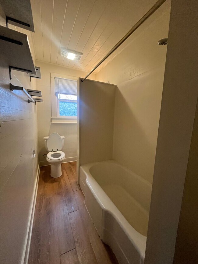 Building Photo - 2-Bedroom 1-Bathroom home in Cottage Grove!