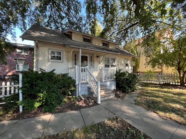 Building Photo - Cute 2 Bedroom Home With All Hardwood Floors!