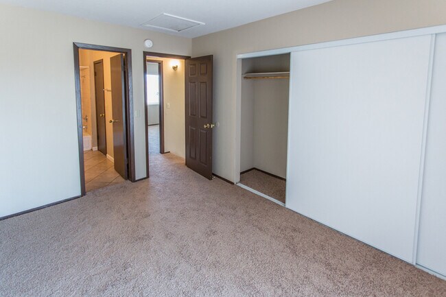 Building Photo - Great 2 Bedroom 1.5 Bath Townhome in Henderson