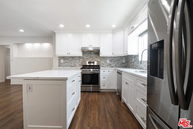Building Photo - 328 S Sycamore Ave