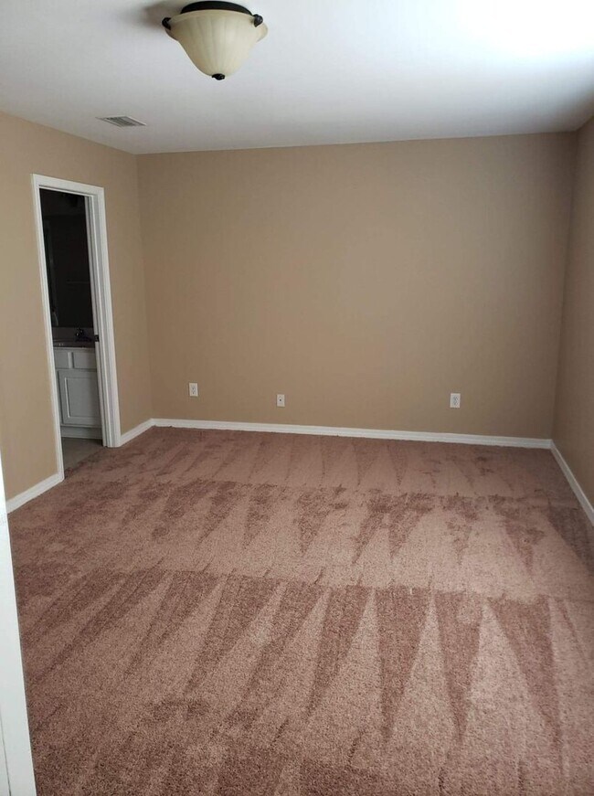 Building Photo - Cute townhome with 3 bd,2.5 bath, with gar...