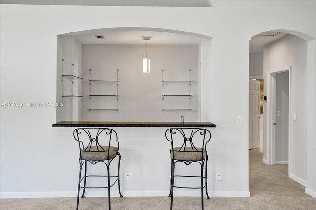 Building Photo - 2553 Jardin Manor