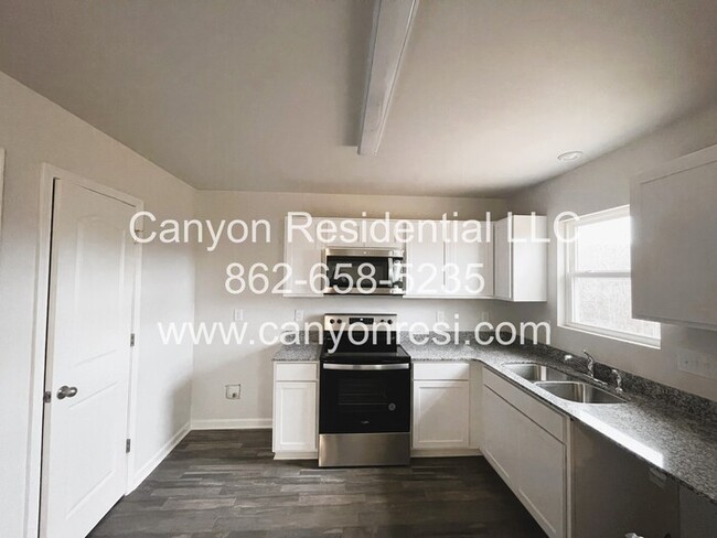 Building Photo - 706 Quail Ln