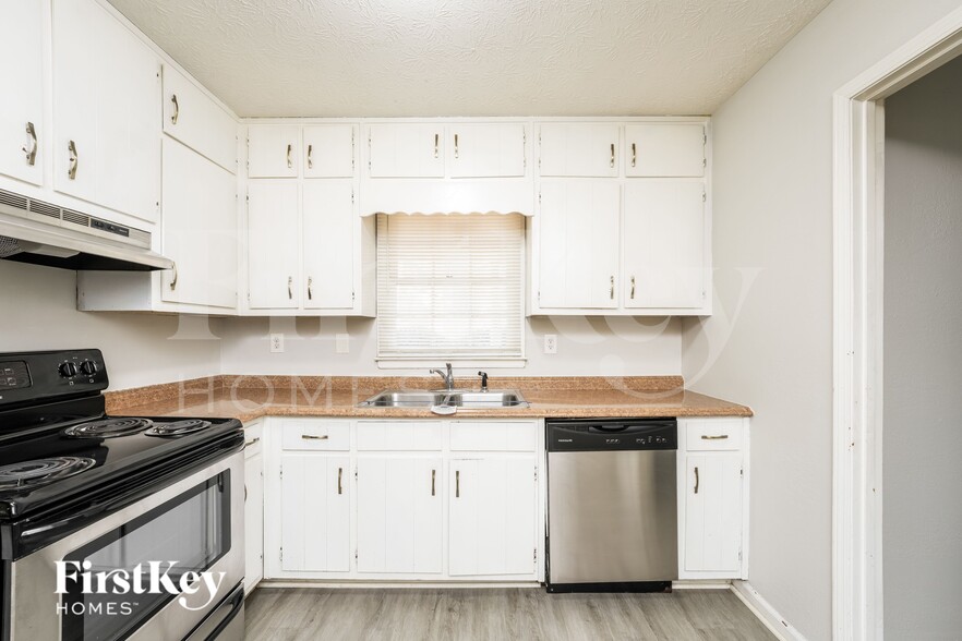 Building Photo - 4005 Huddersfield Dr SW