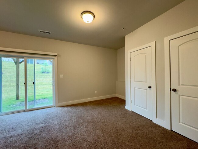 Building Photo - Charming 4 Bedroom/3.5 Bathroom in New WIn...