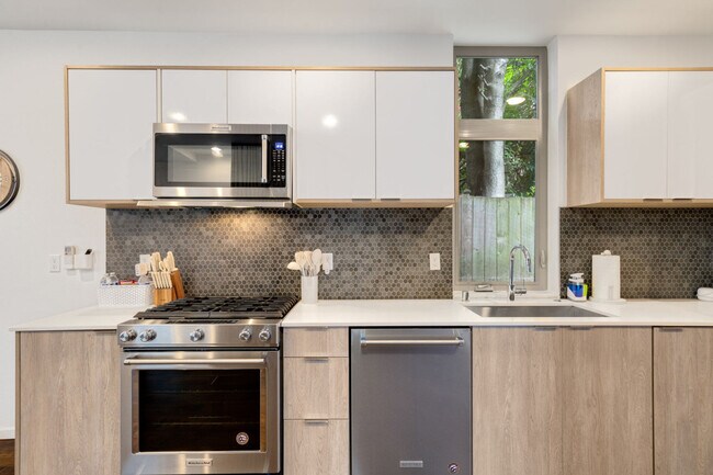 Building Photo - 913 10th Ave E