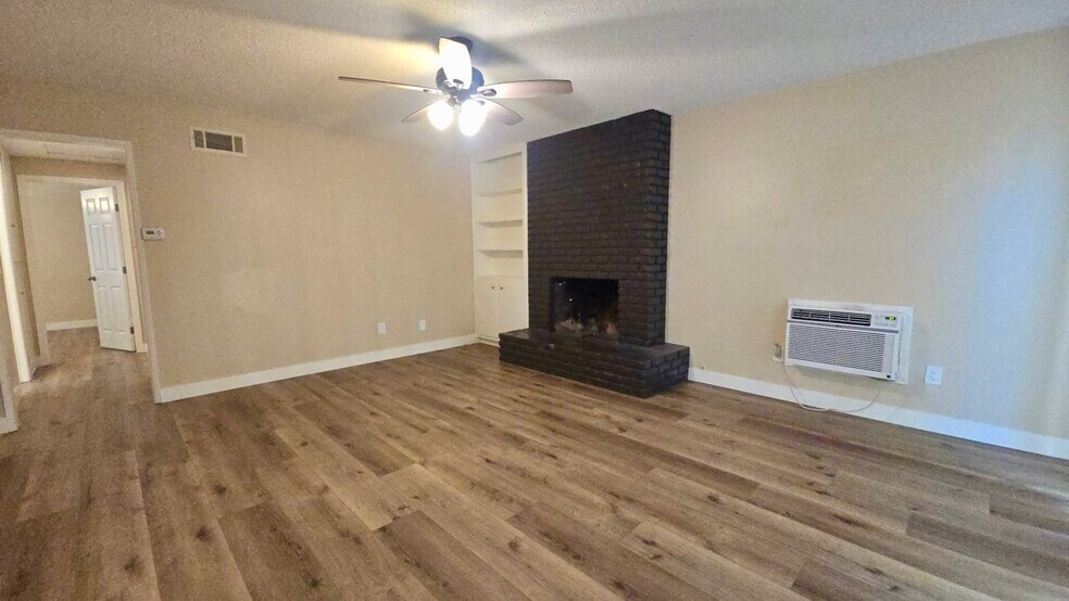 Building Photo - 555 E Lemon Ave