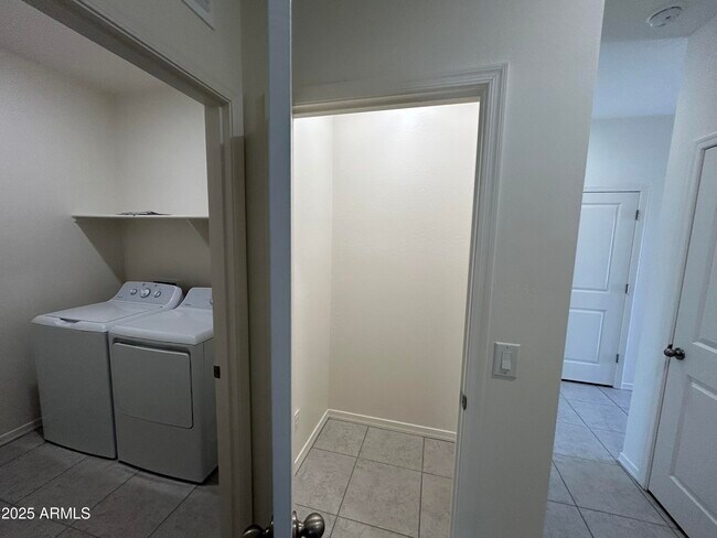 Building Photo - 18461 N Los Gabrieles Way