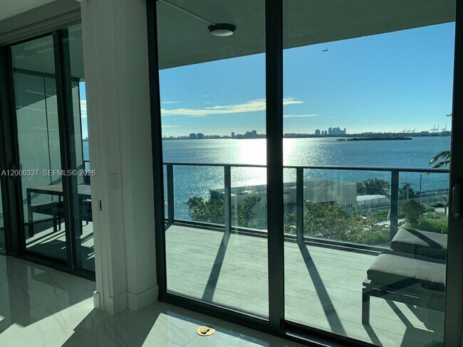 Building Photo - 650 NE 32nd St