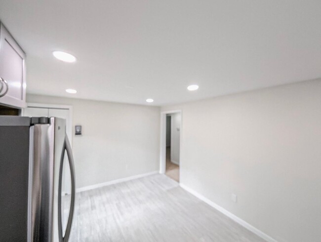 Building Photo - Charming and 3 Bed 2.5 Bath Home In Serene...