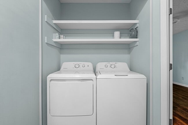 Building Photo - AVAILABLE NOW!  2 BED 2.5 BATH TOWNHOME