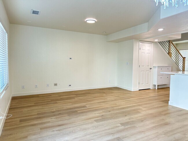 Building Photo - Beautifully Updated Townhome Near DIA