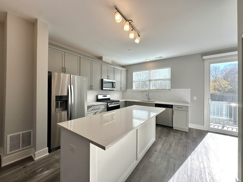 Building Photo - 615 Broadway St