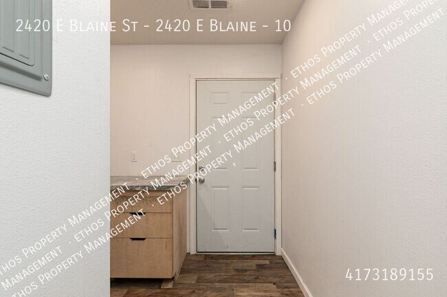 Building Photo - 2420 E Blaine St