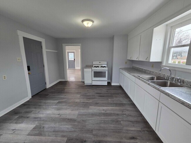 Building Photo - 3533 Douglas Ave