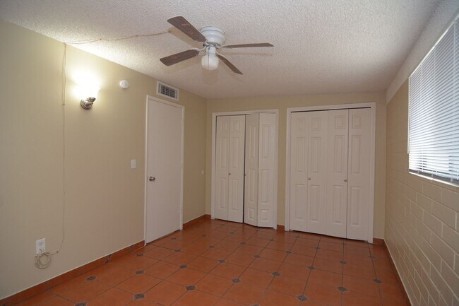 Building Photo - Charming 4 Bedroom 2 Bath House! South Tucson Location! Close to the 1-19!